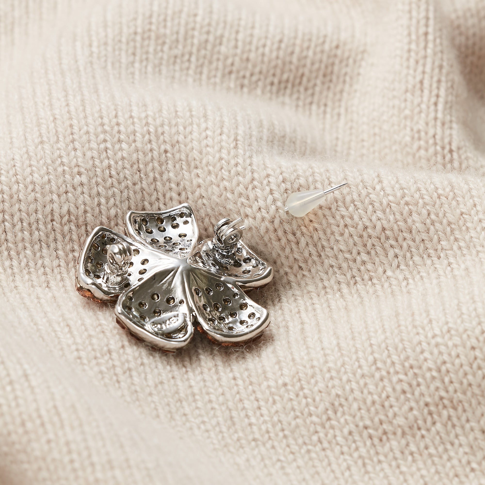 39053 Brooch “Bloom” – FOXEY 公式オンラインストア
